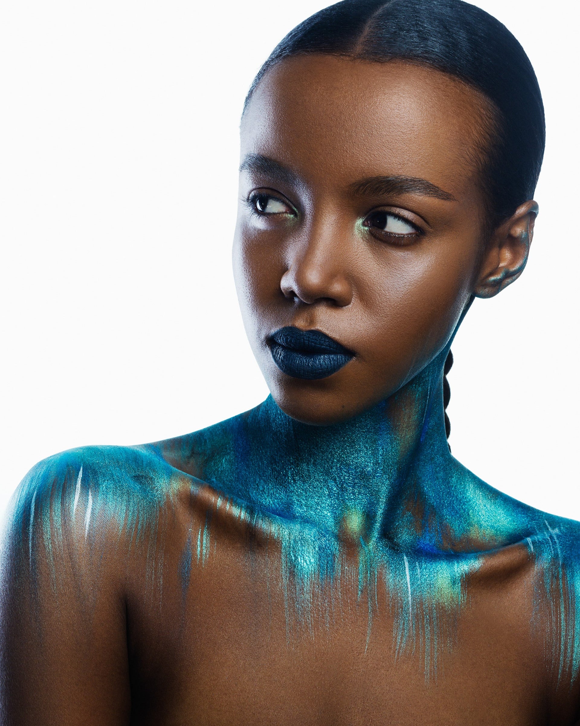 Daisy-Beauty-Editorial-blue-metallic_web.jpg